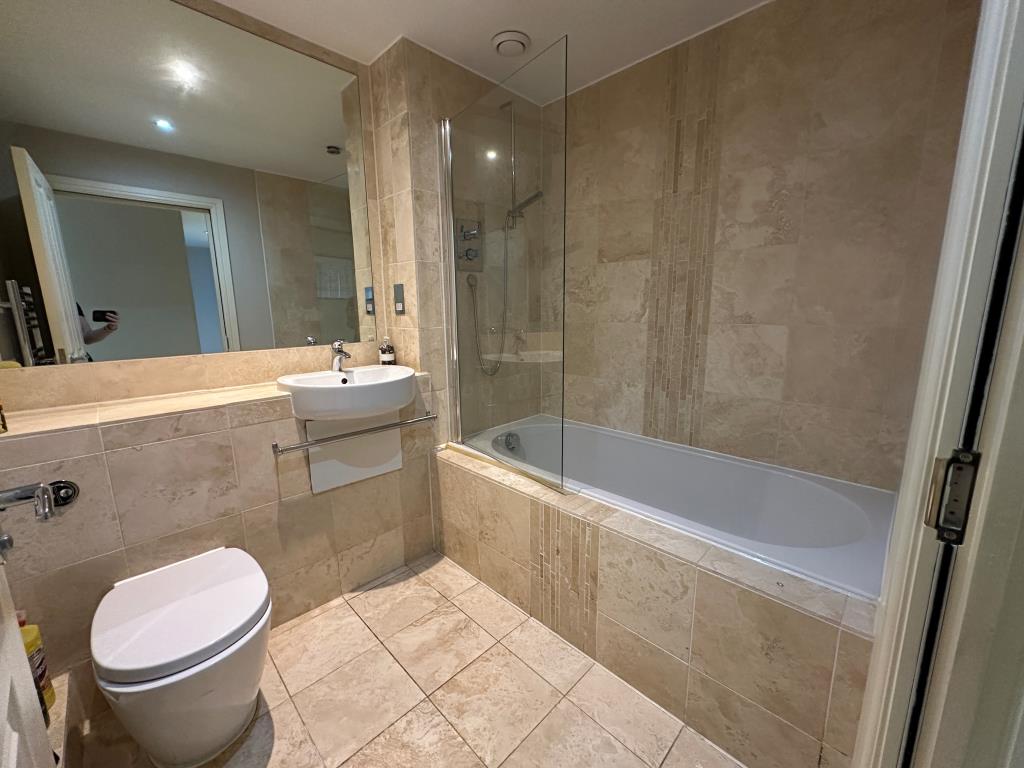 Lot: 62 - TWO-BEDROOM PURPOSE-BUILT FLAT WITH UNDERGROUND PARKING - Family Bathroom